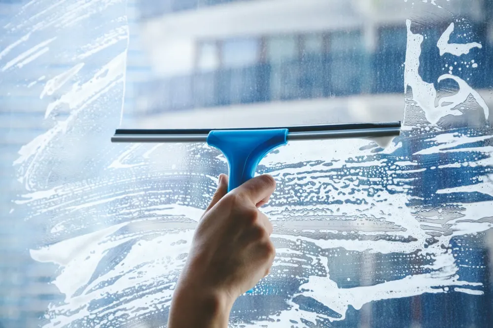 Lavage de vitres près de Saint-Genest-Lerpt